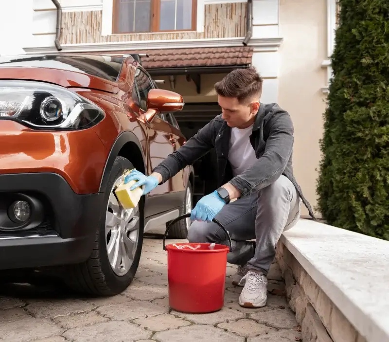 Lavage auto à domicile Plougoulm : professionnel intervenant sur un véhicule